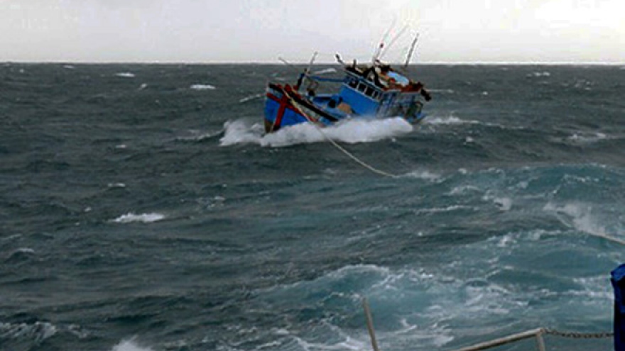Tàu Trường Sa 22, Vùng 4 Hải quân cứu tàu cá Phú Yên gặp nạn
